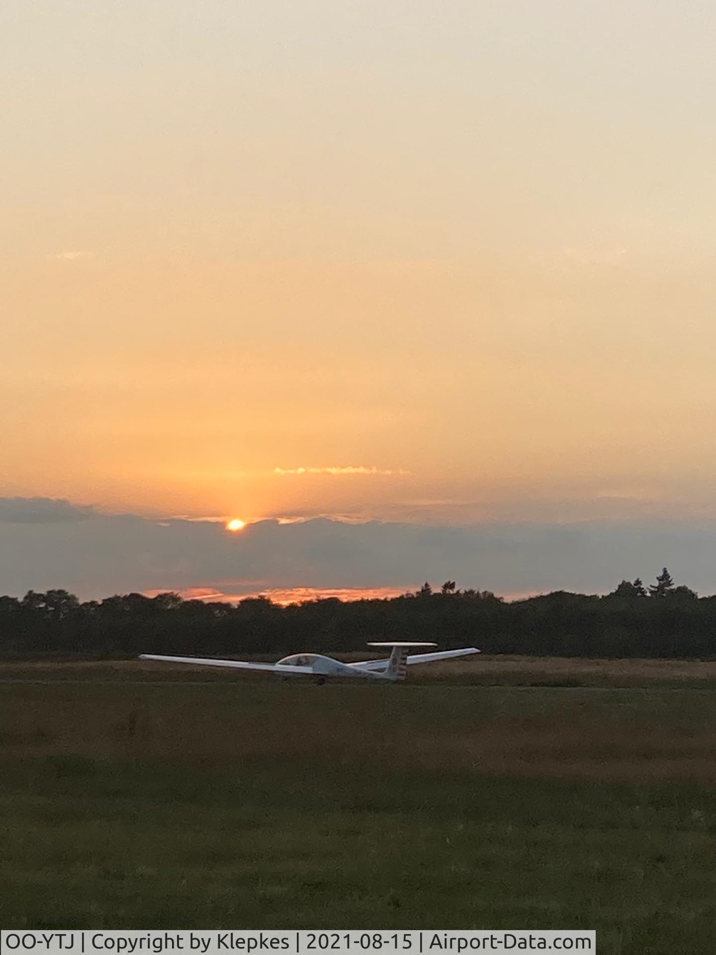 OO-YTJ, Grob G-103 Twin Astir II C/N 3611, Sunset gliding