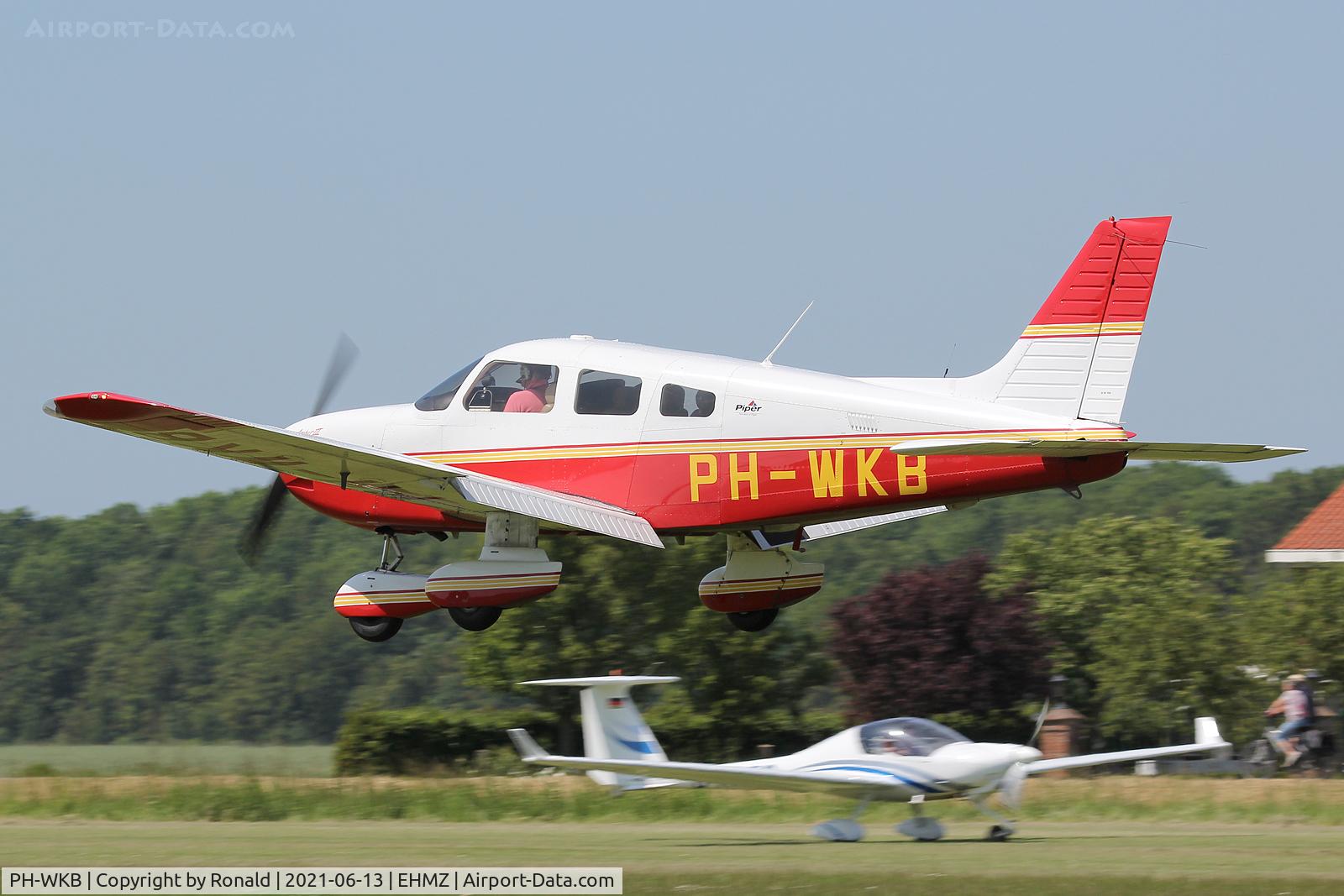 PH-WKB, 2007 Piper PA-28-181 C/N 2843664, at ehmz