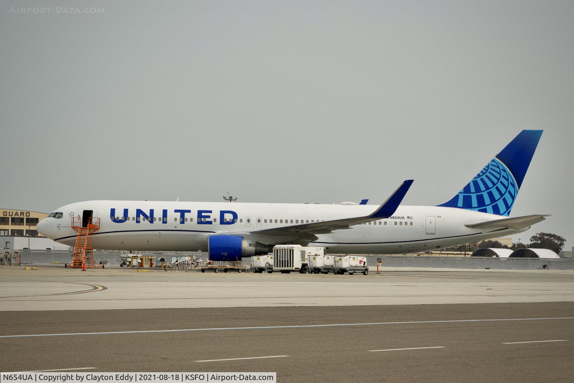 N654UA, 1992 Boeing 767-322ER C/N 25392, Smokey day. SFO 2021.