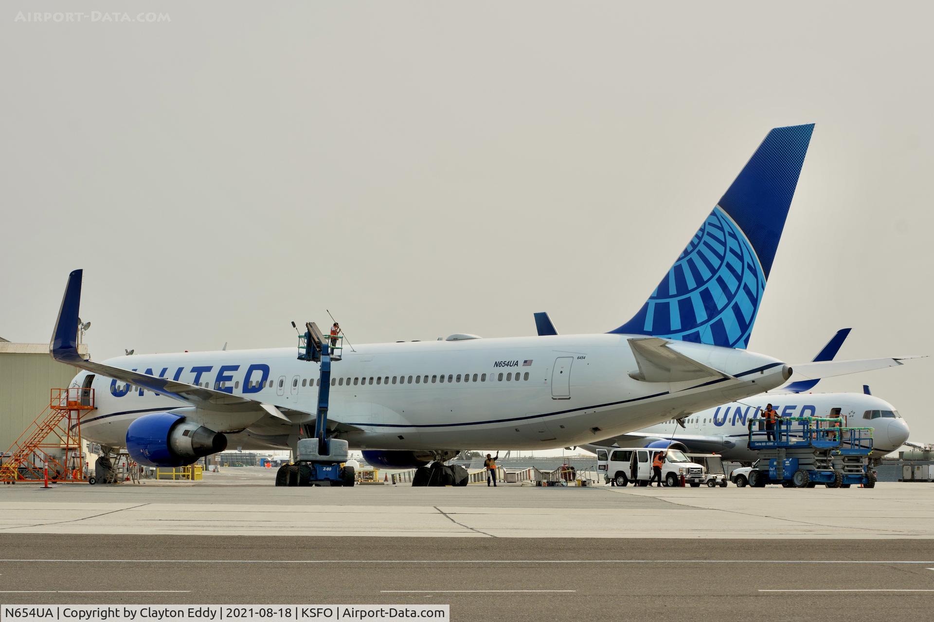 N654UA, 1992 Boeing 767-322ER C/N 25392, Smokey day. SFO 2021.