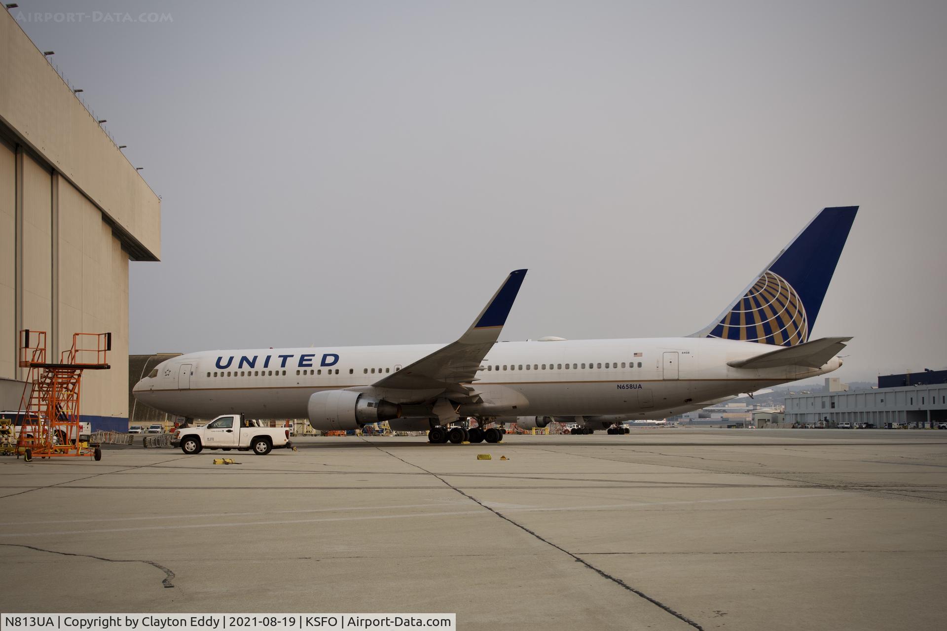 N813UA, 1998 Airbus A319-131 C/N 858, Smokey day. SFO 2021.