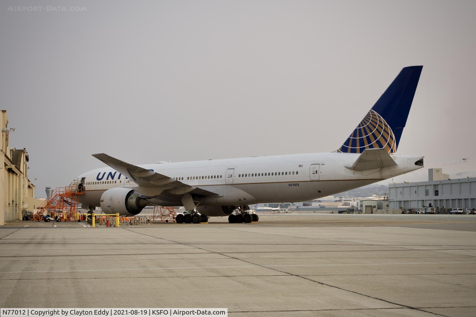 N77012, 1999 Boeing 777-224 C/N 29860, Smokey day. SFO 2021.