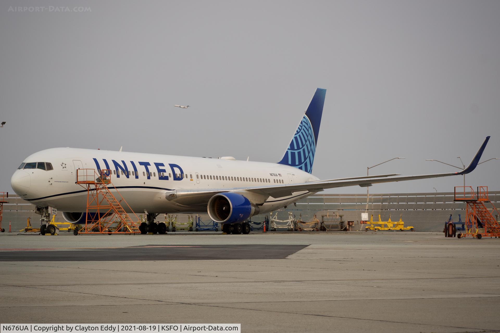 N676UA, 2001 Boeing 767-322 C/N 30028, Smokey day. SFO 2021.