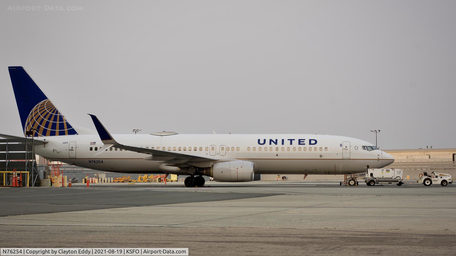 N76254, 2000 Boeing 737-824 C/N 30779, Smokey day. SFO. 2021.
