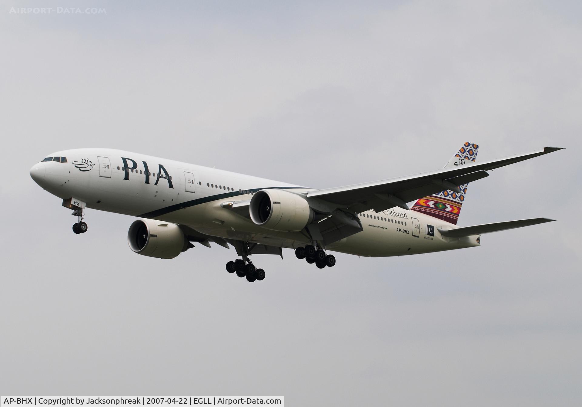 AP-BHX, 2007 Boeing 777-240/ER C/N 35296, On finals at London Heathrow, UK
