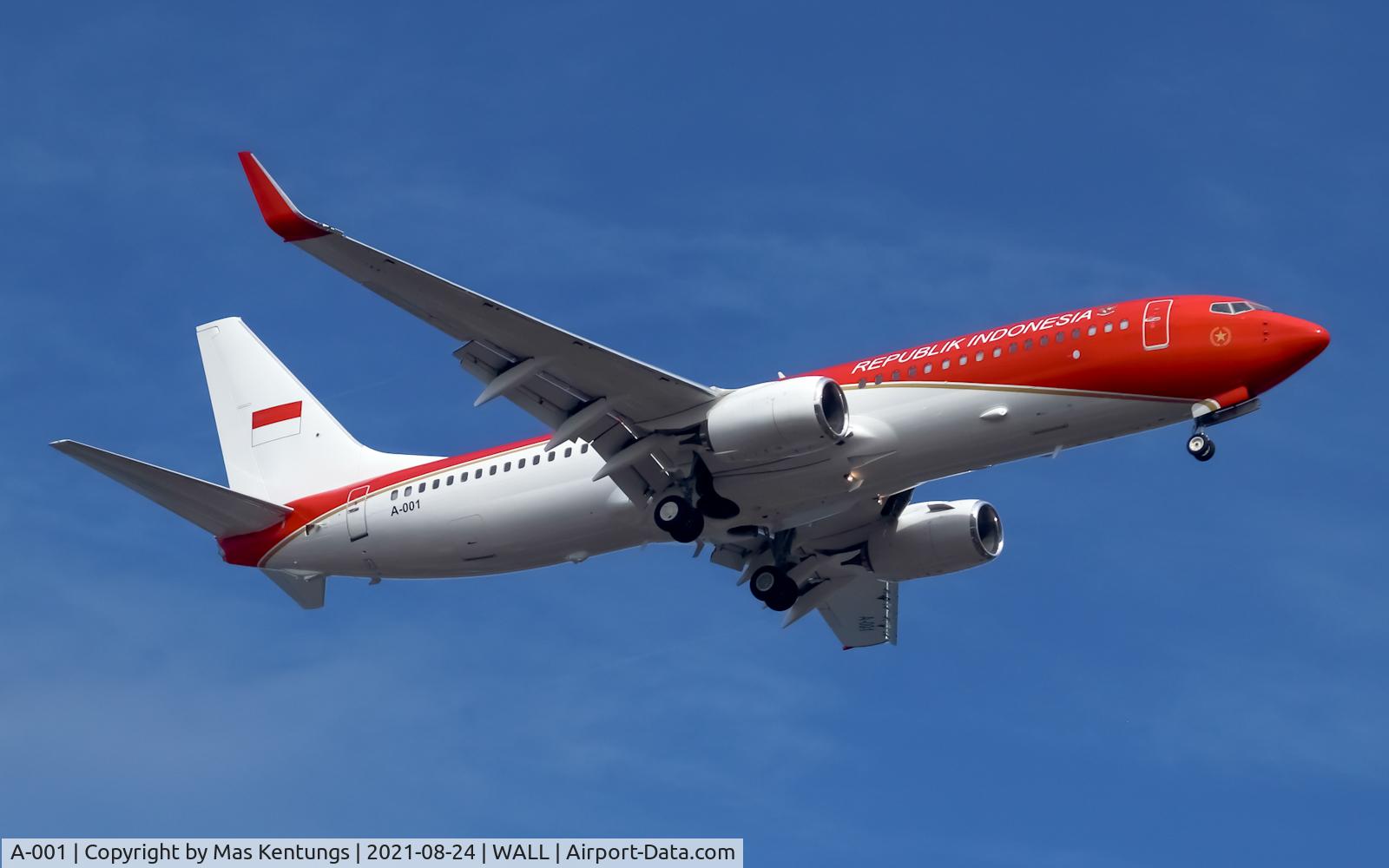 A-001, 2012 Boeing 737-8U3 C/N 41706, New livery color on this President plane