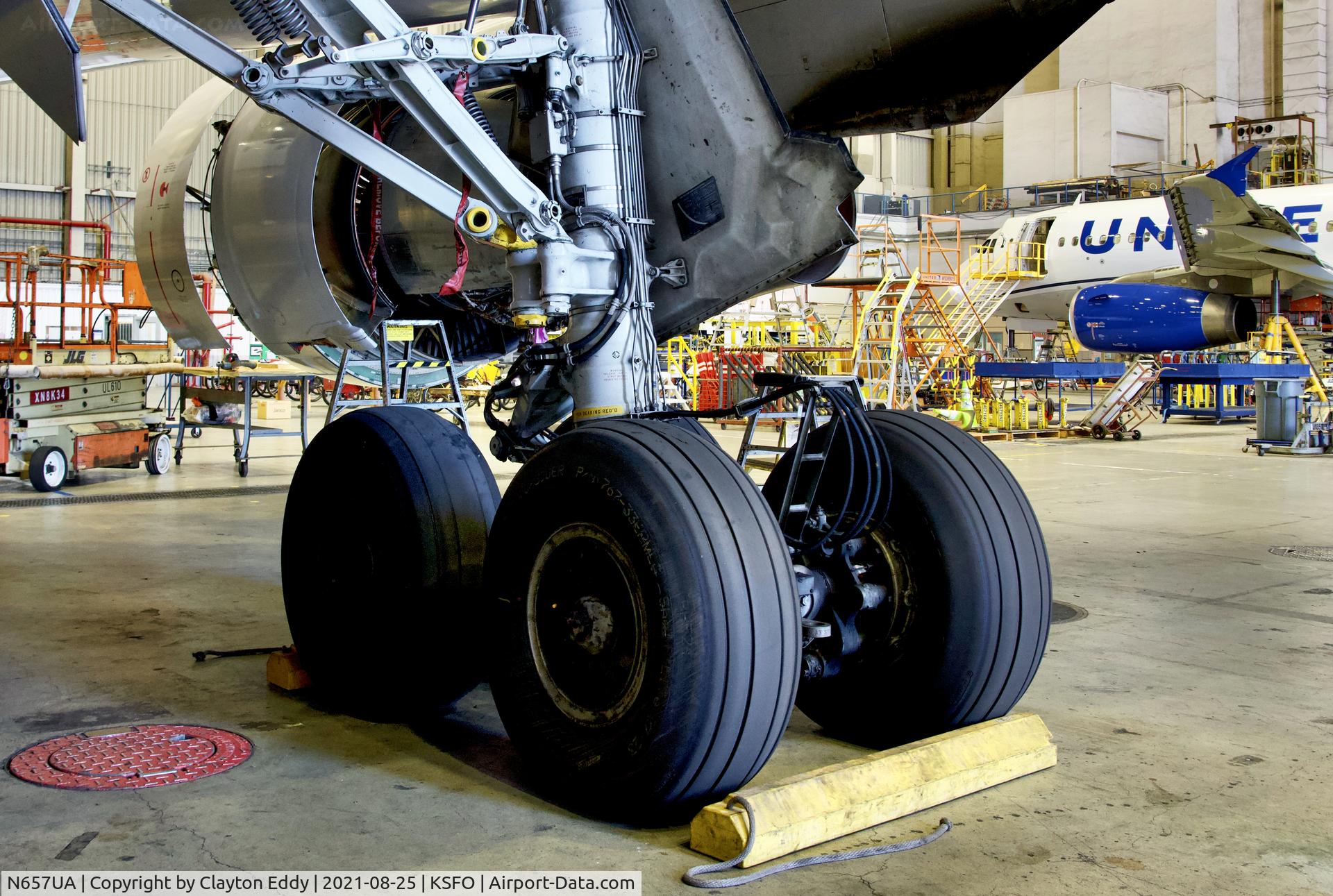 N657UA, 1993 Boeing 767-322 C/N 27112, Right main gear. SFO 2021.