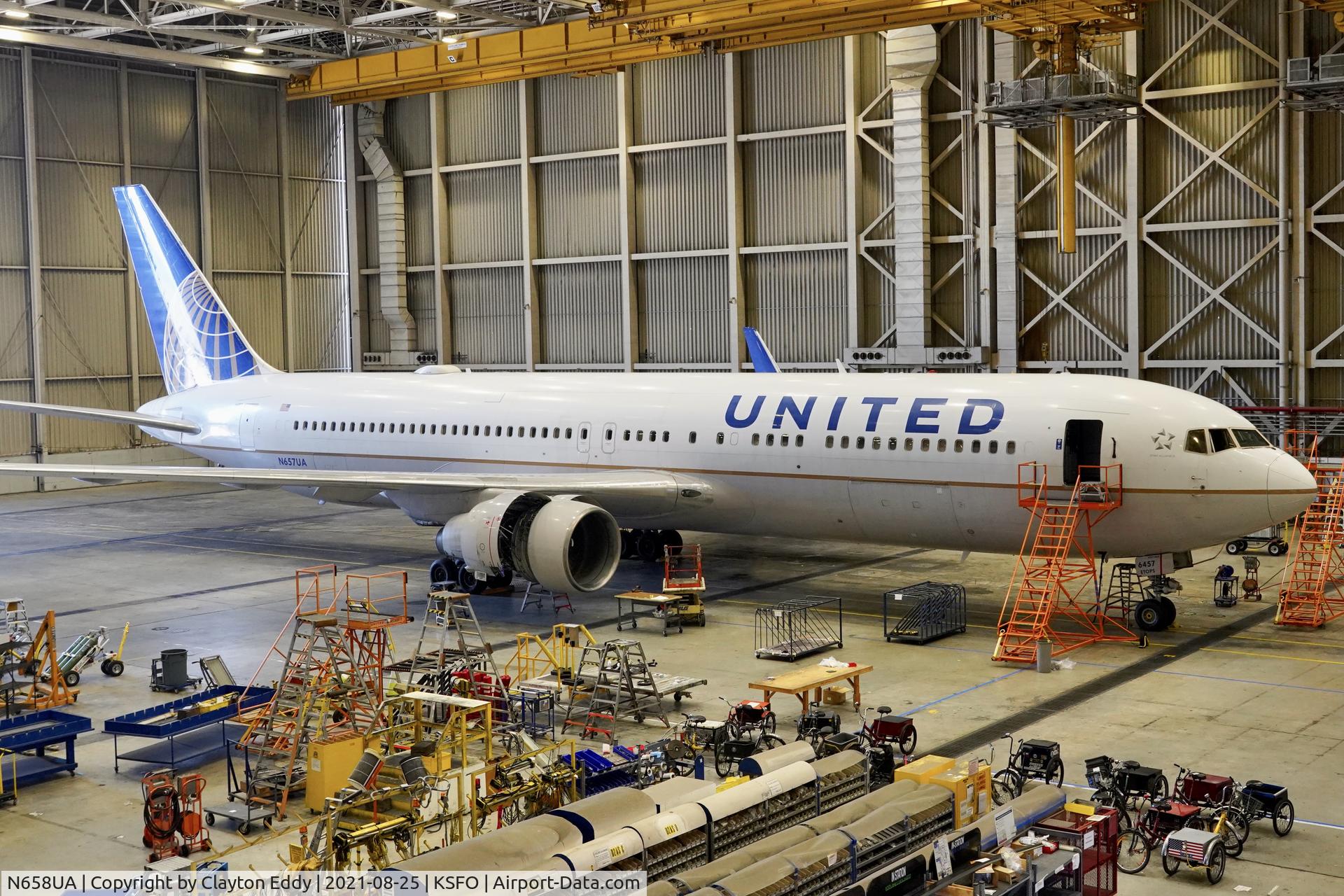 N658UA, 1993 Boeing 767-322 C/N 27113, SFO 2021.