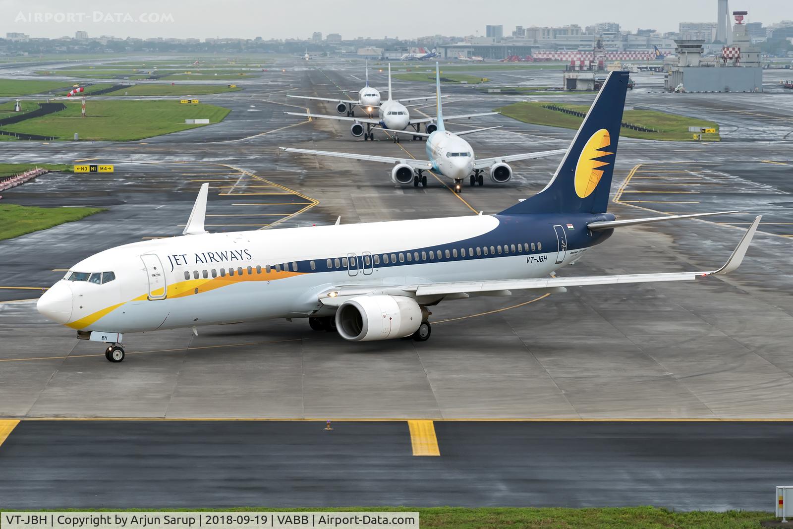 VT-JBH, 2009 Boeing 737-85R C/N 35289, On the turn for departure from CSMIA on an overcast morning.  This aircraft joined Jet Airways as new on 25 Feb 2009 and served with the airline till 1 Feb 2019.  In the same year, it went to AerCap, Ethiopian Airlines and Asky Airlines.
