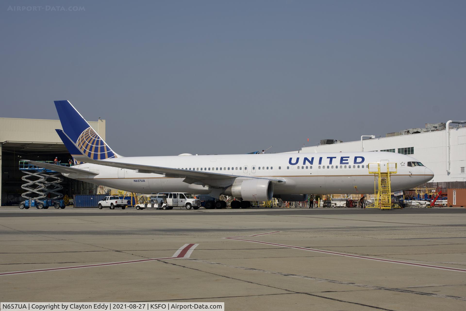 N657UA, 1993 Boeing 767-322 C/N 27112, Wash time SFO 2021.