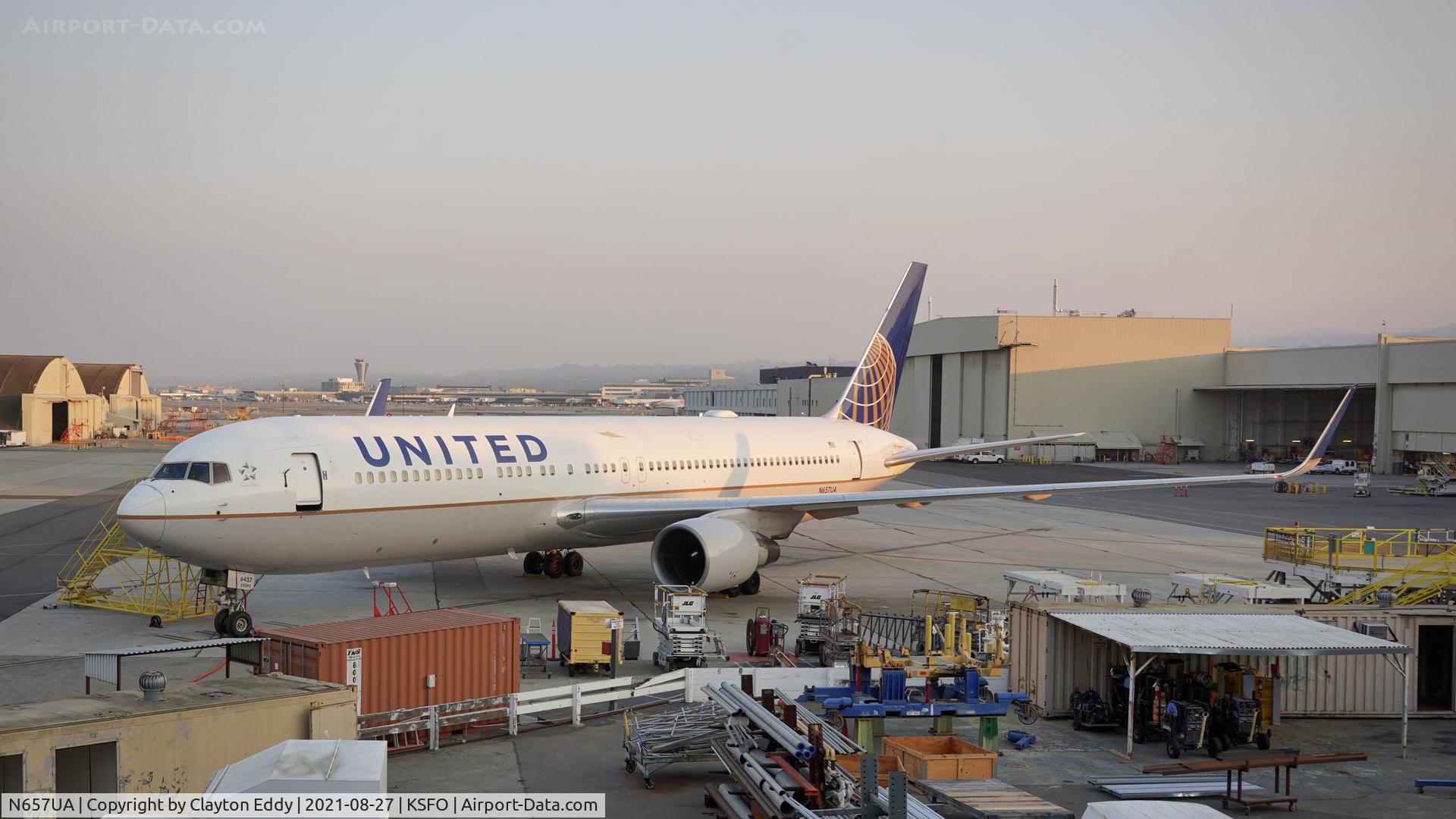 N657UA, 1993 Boeing 767-322 C/N 27112, SFO 2021.
