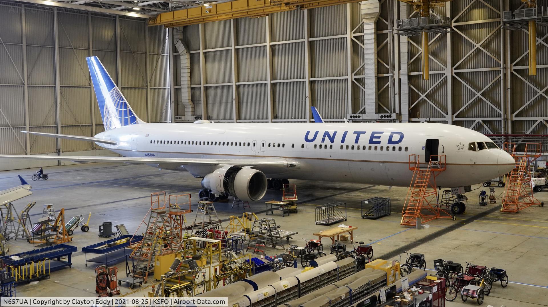 N657UA, 1993 Boeing 767-322 C/N 27112, SFO 2021.