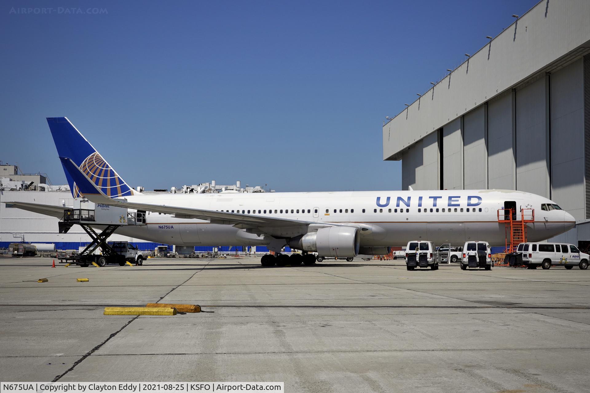 N675UA, 2000 Boeing 767-322 C/N 29243, SFO 2021.