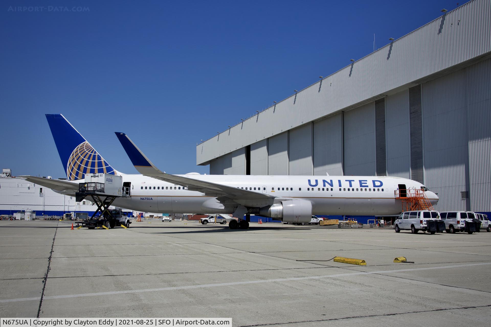 N675UA, 2000 Boeing 767-322 C/N 29243, SFO 2021.