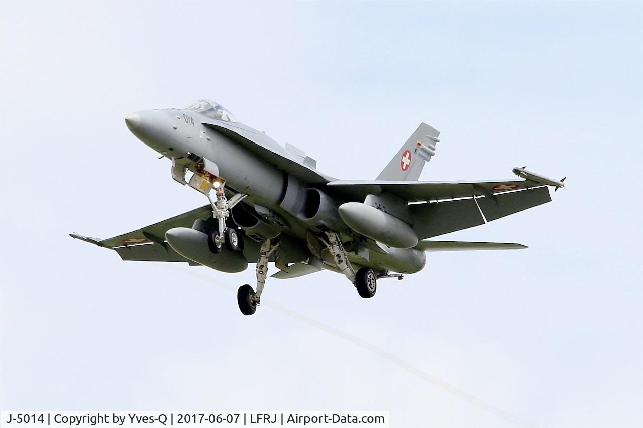 J-5014, McDonnell Douglas F/A-18C Hornet C/N 1359, McDonnell Douglas FA-18C Hornet, Short aproach rwy 26, Landivisiau Naval Air Base (LFRJ) Tiger Meet 2017