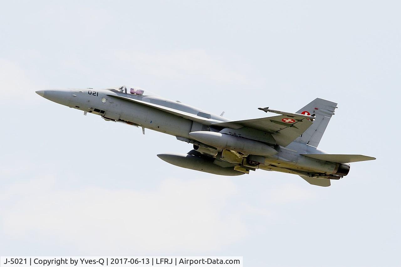 J-5021, McDonnell Douglas F/A-18C Hornet C/N 1370/SFC021, McDonnell Douglas FA-18C Hornet, Take off rwy 08, Landivisiau Naval Air Base (LFRJ) Tiger Meet 2017