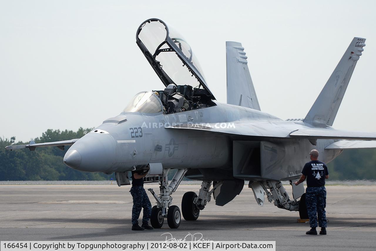 166454, Boeing F/A-18F Super Hornet C/N F089, Preflight before Demo