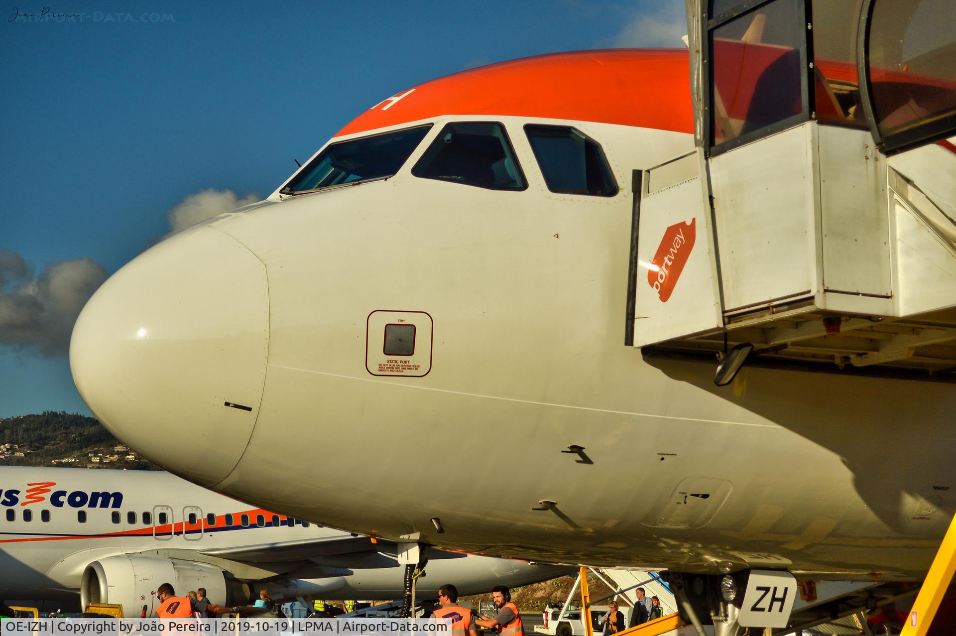 OE-IZH, 2015 Airbus A320-214 C/N 6892, Airbus A320-214 from Easyjet parked at Funchal Airport