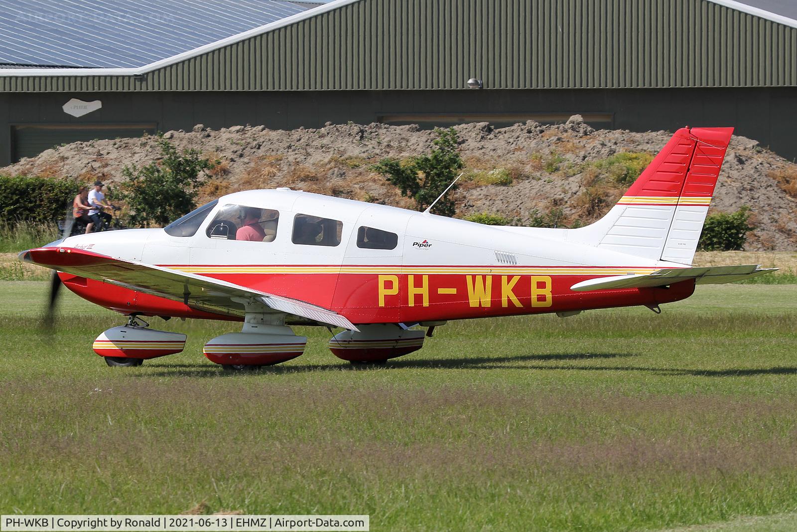 PH-WKB, 2007 Piper PA-28-181 C/N 2843664, at ehmz