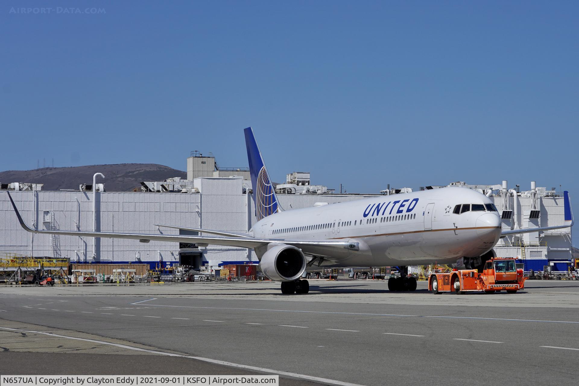 N657UA, 1993 Boeing 767-322 C/N 27112, SFO 2021.