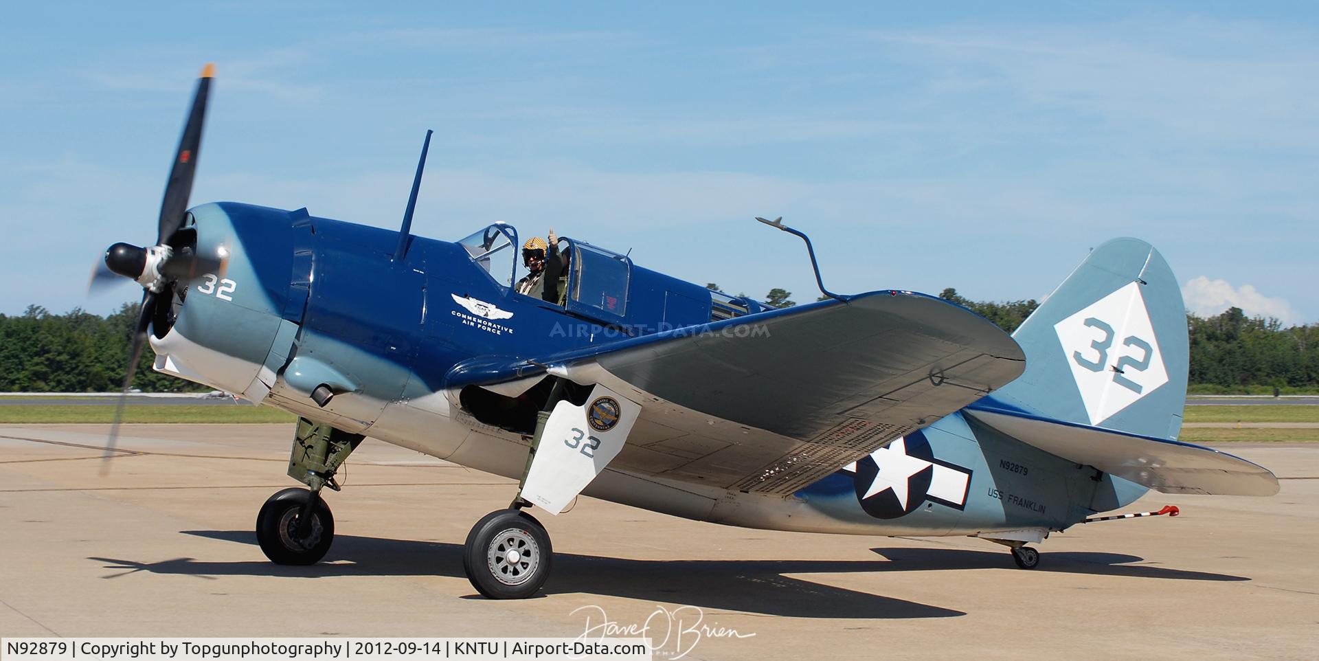 N92879, 1944 Curtiss SB2C-5 Helldiver C/N 83725, Legacy Demo taxing by