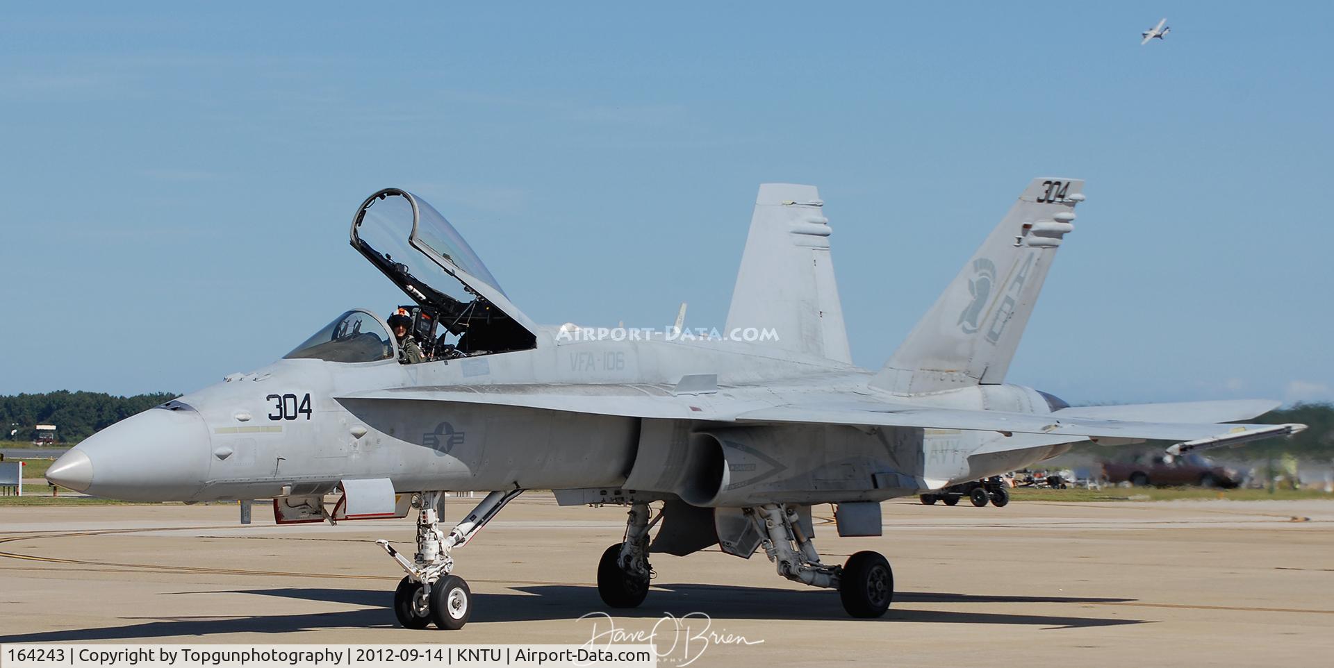 164243, McDonnell Douglas F/A-18C Hornet C/N 1006/C227, Legacy Demo taxing back to the hot ramp