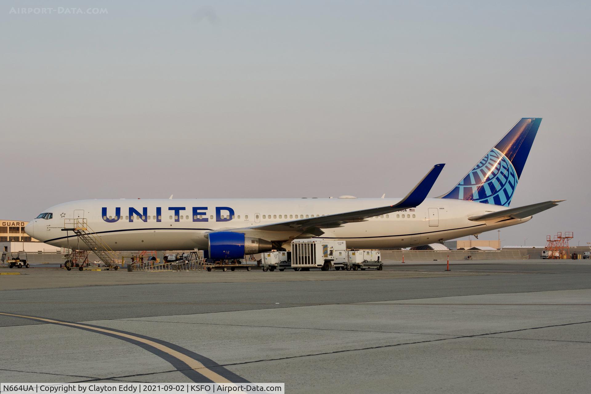 N664UA, 1998 Boeing 767-322 C/N 29236, SFO 2021.