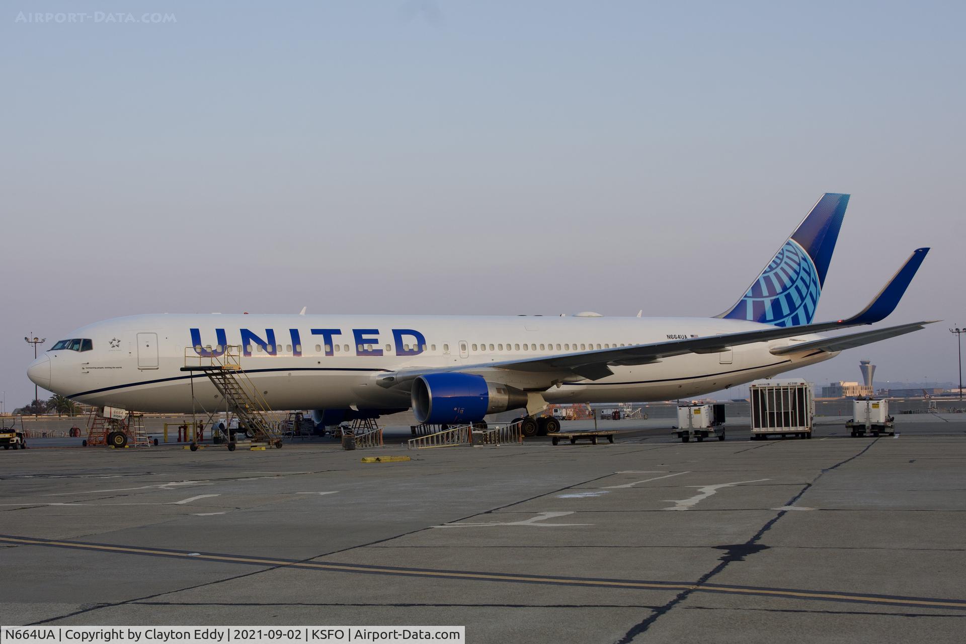 N664UA, 1998 Boeing 767-322 C/N 29236, SFO 2021.