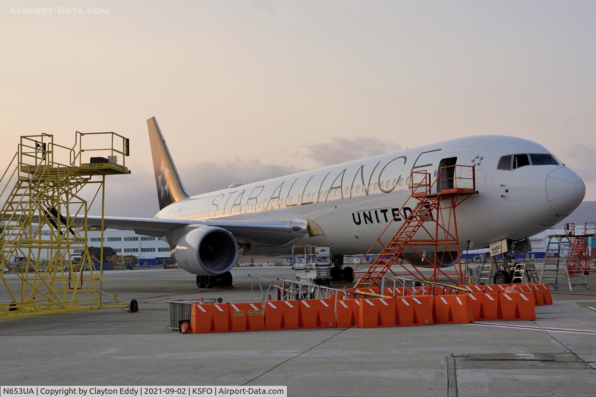 N653UA, 1992 Boeing 767-322 C/N 25391, Sunset SFO 2021.