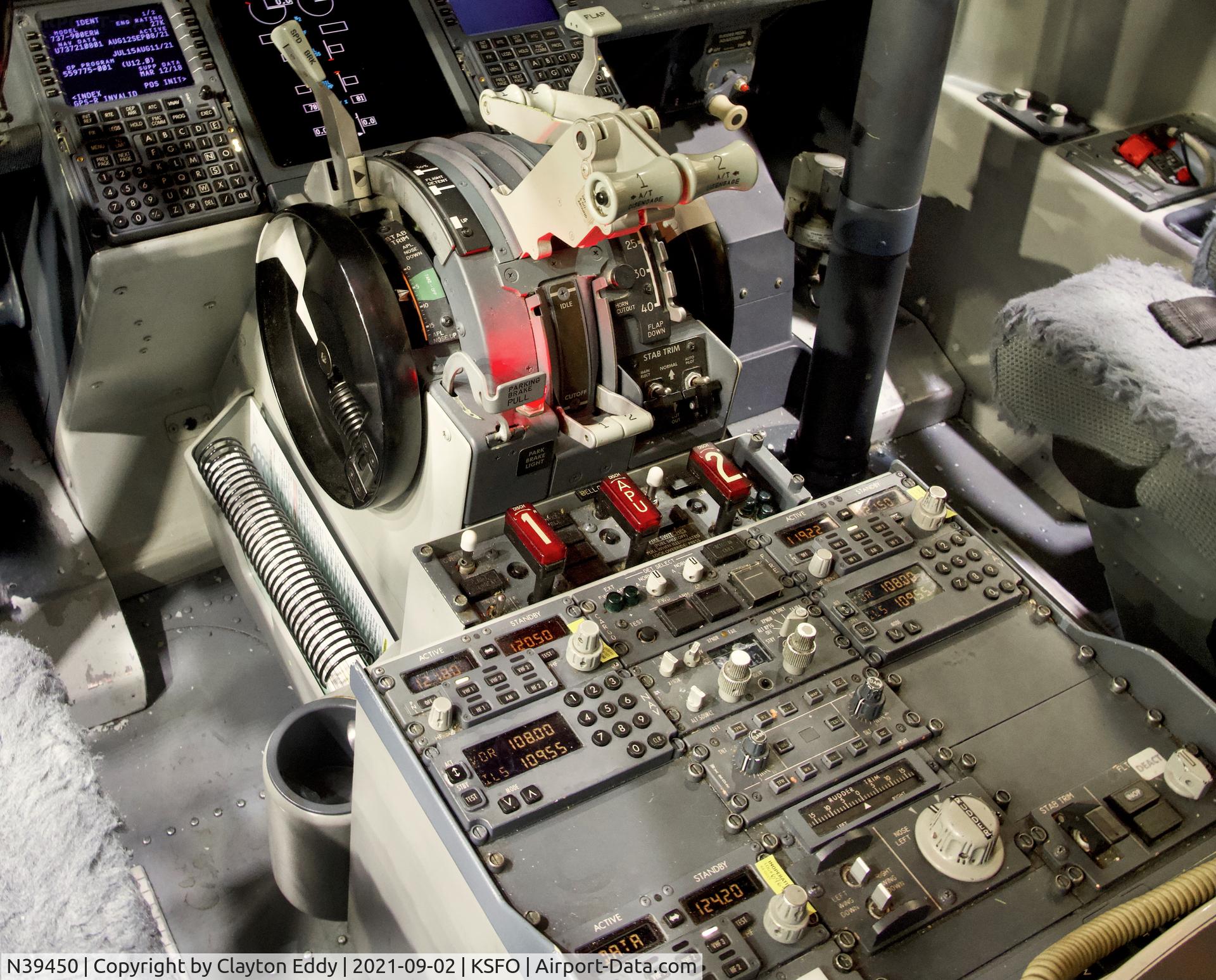 N39450, 2012 Boeing 737-924/ER C/N 40004, Flightdeck. SFO. 2021.