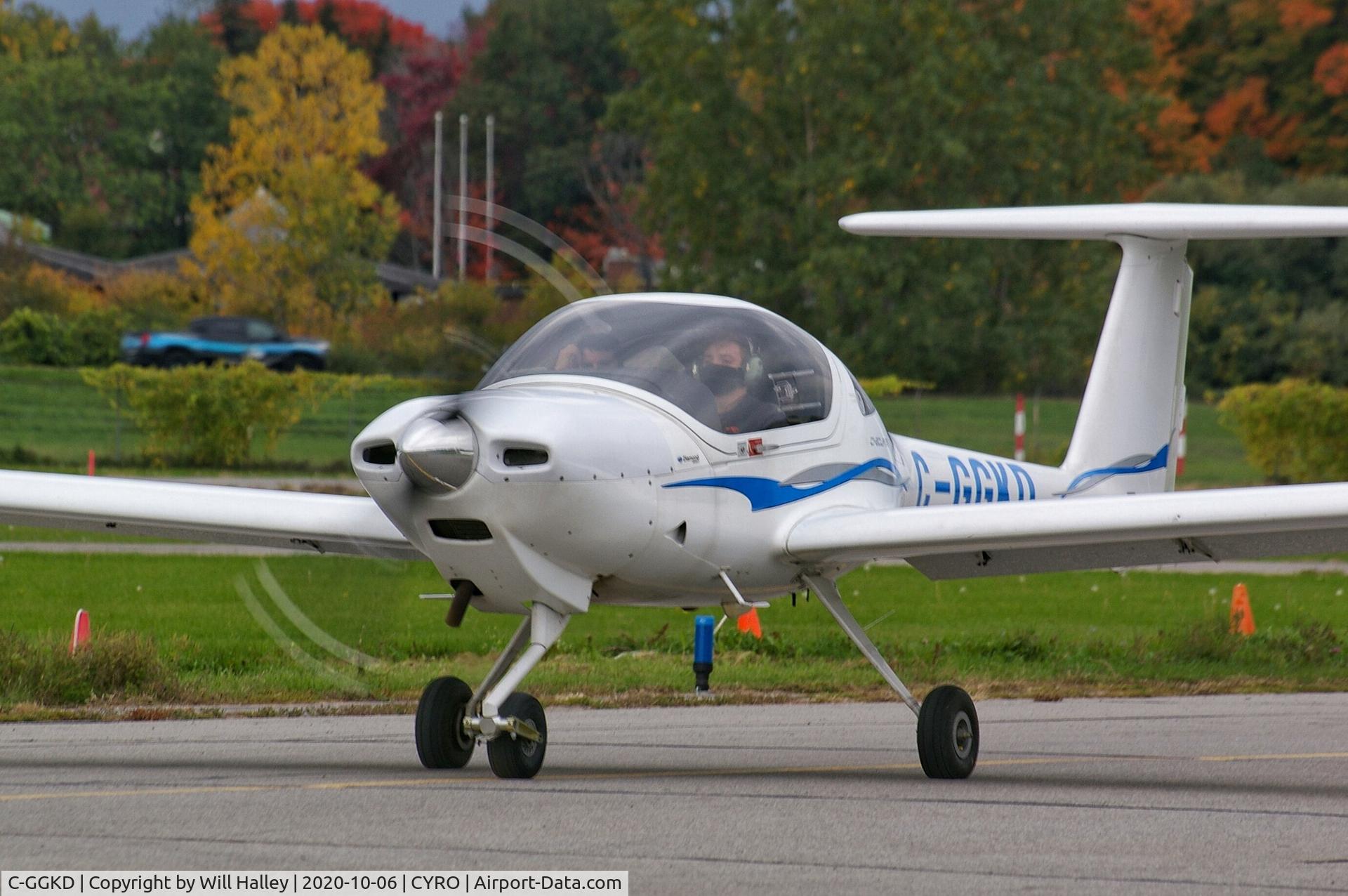 C-GGKD, 2002 Diamond DA-20C-1 Eclipse C/N C0195, DA-20 taxiing to the fuel pumps after landing on runway 27