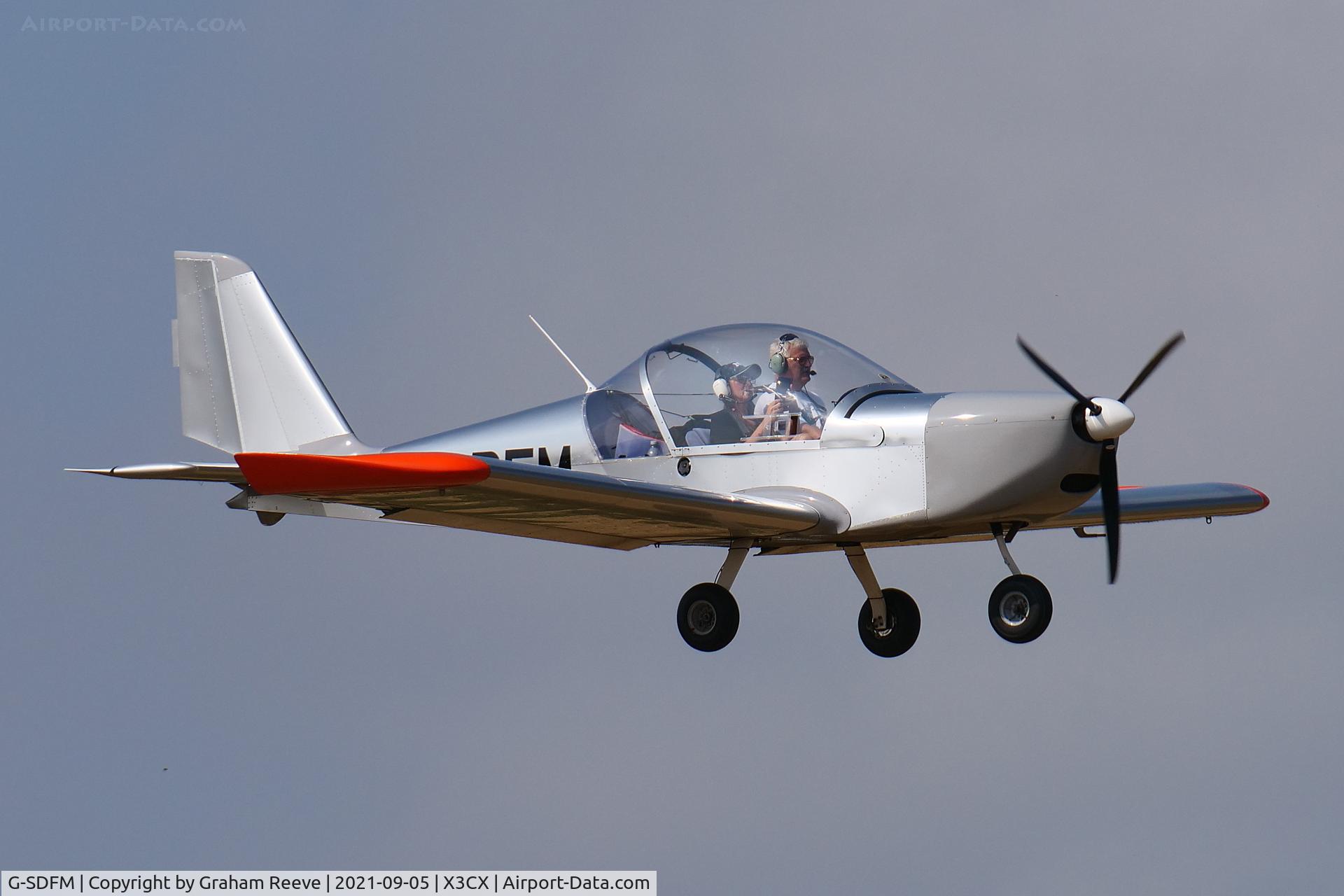 G-SDFM, 2002 Aerotechnik EV-97 Eurostar C/N PFA 315-13884, Landing at Northrepps.
