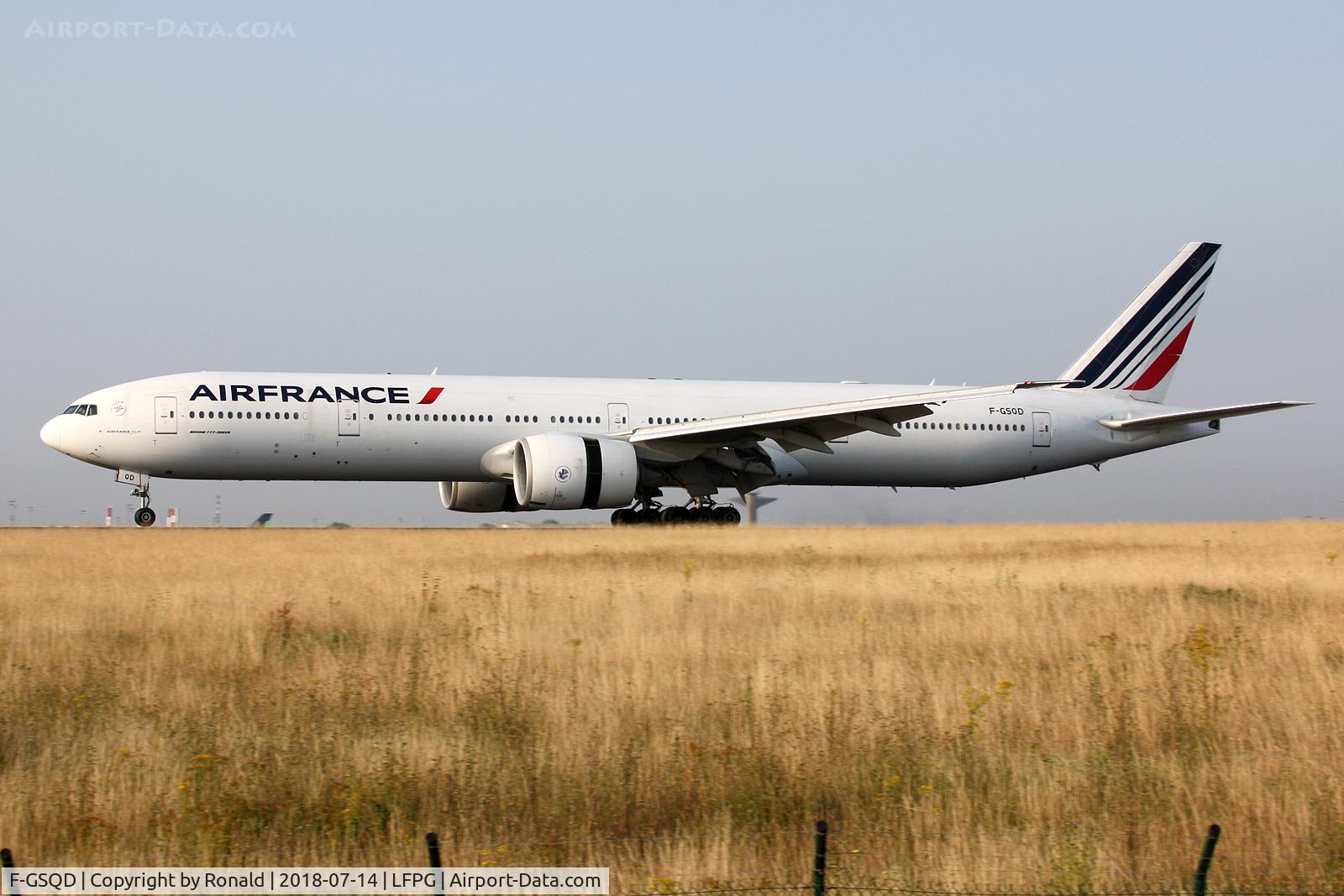 F-GSQD, 2004 Boeing 777-328/ER C/N 32726, at cdg