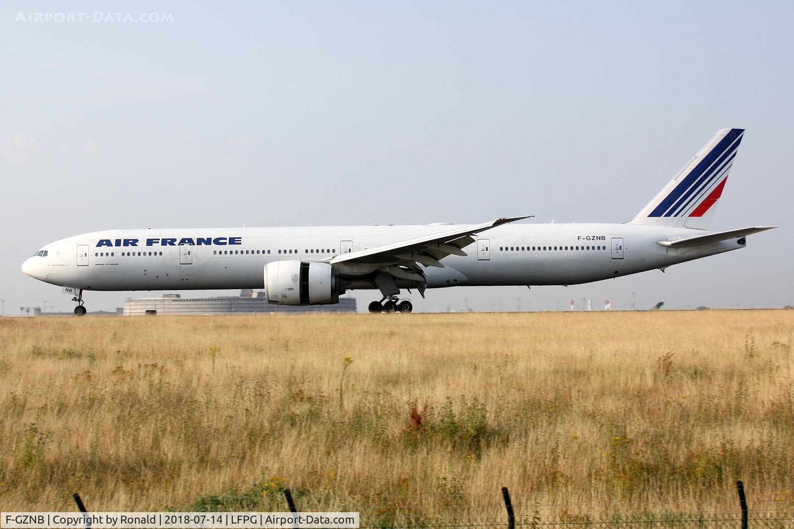 F-GZNB, 2008 Boeing 777-328/ER C/N 32964, at cdg