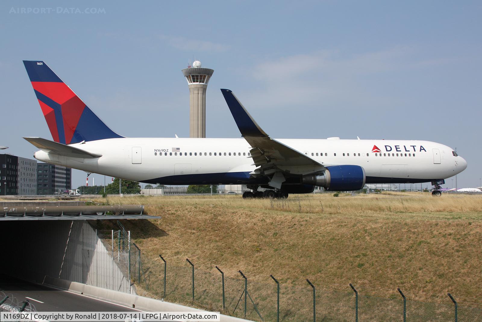 N169DZ, 1998 Boeing 767-332 C/N 29689, at cdg