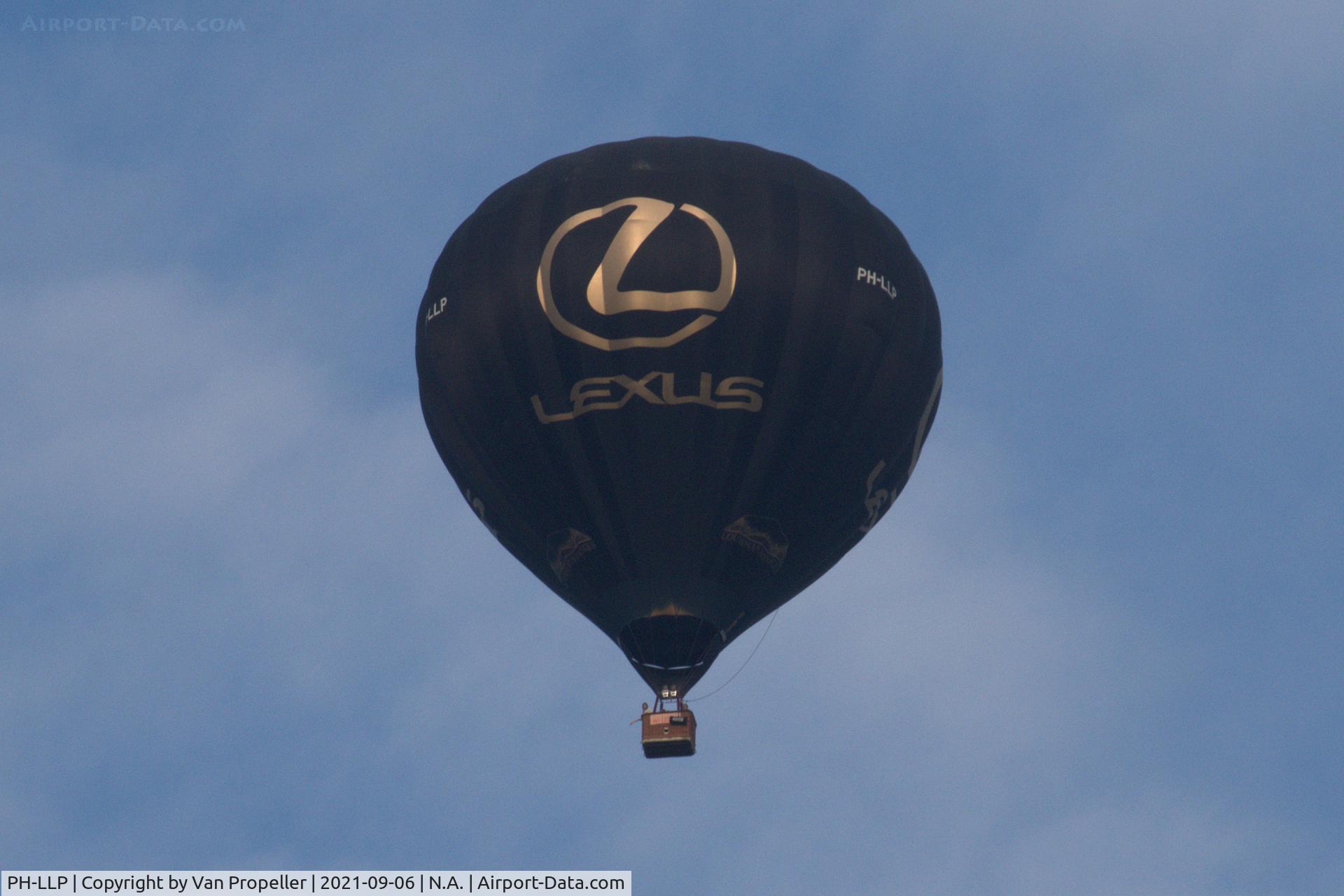 PH-LLP, 2000 Cameron N-120 C/N 4902, Cameron N-120 balloon over the eastern part of the Netherlands