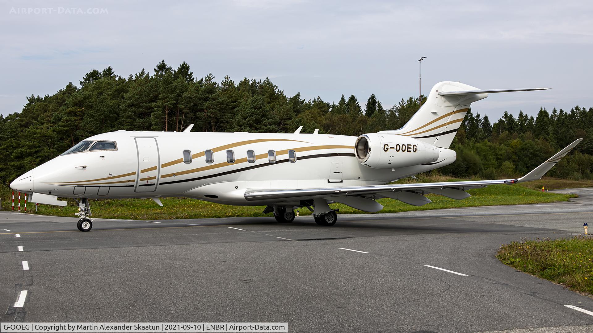 G-OOEG, 2018 Bombardier Challenger 350 (BD-100-1A10) C/N 20733, Taxying on bravo for departure rwy. 17.