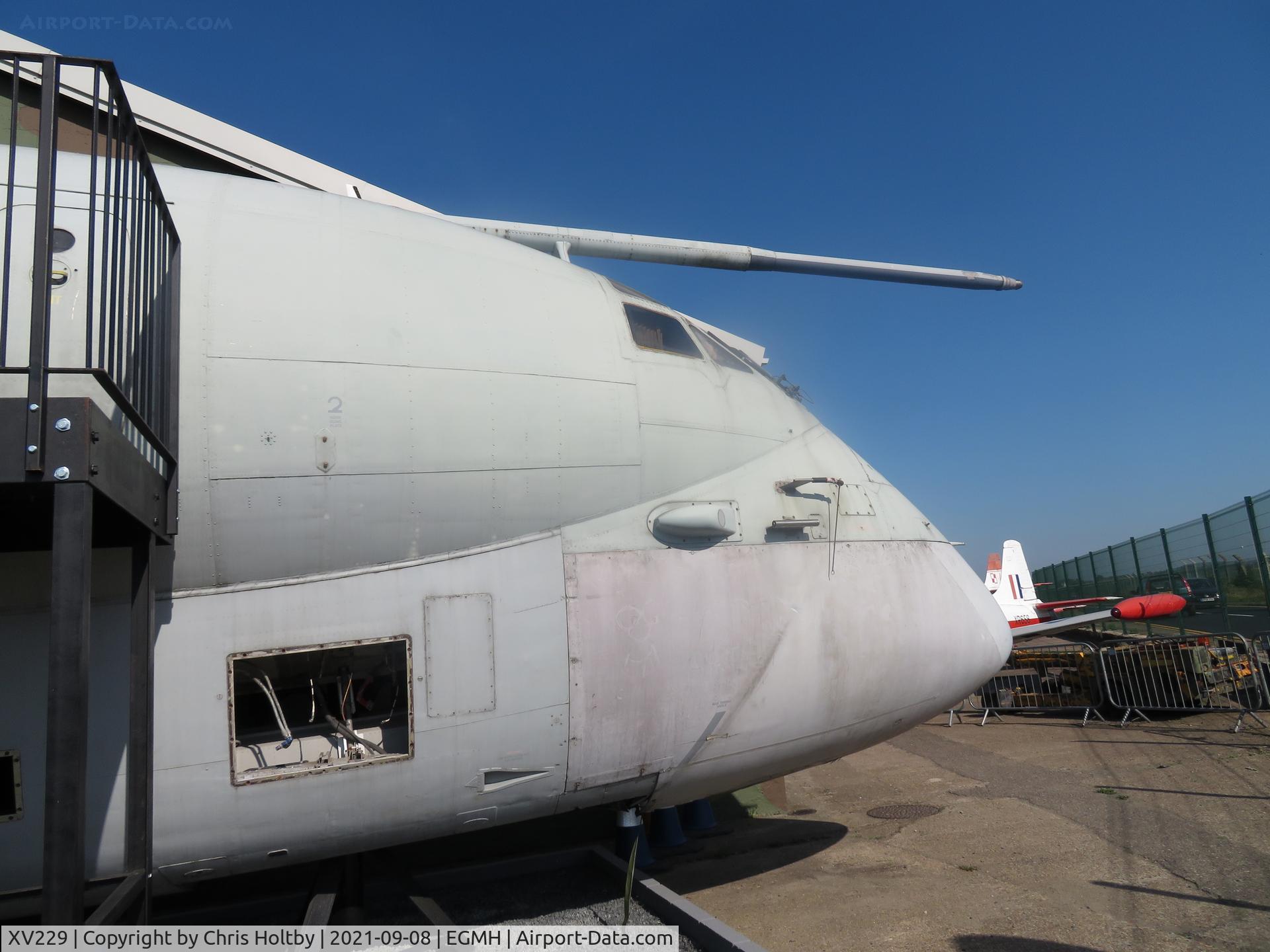 XV229, Hawker Siddeley Nimrod MR.1 C/N 85004, Cockpit & nose section delivered for display at RAF Manston Museum on Dec. 17th. 2020