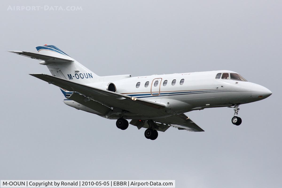 M-OOUN, 2000 Raytheon Hawker 800XP C/N 258514, at bru