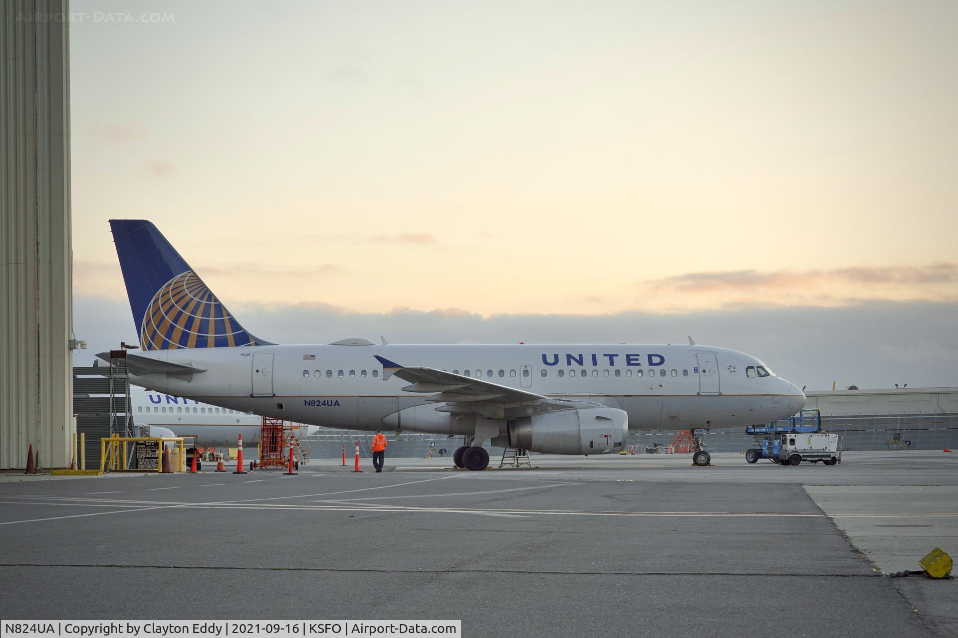 N824UA, 1999 Airbus A319-131 C/N 965, SFO 2021.