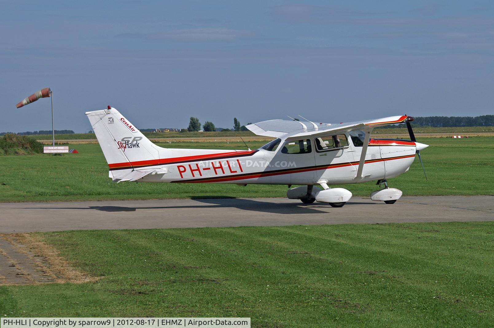 PH-HLI, 2001 Cessna 172S Skyhawk C/N 172S-8751, A sunny day at Midden Zeeland