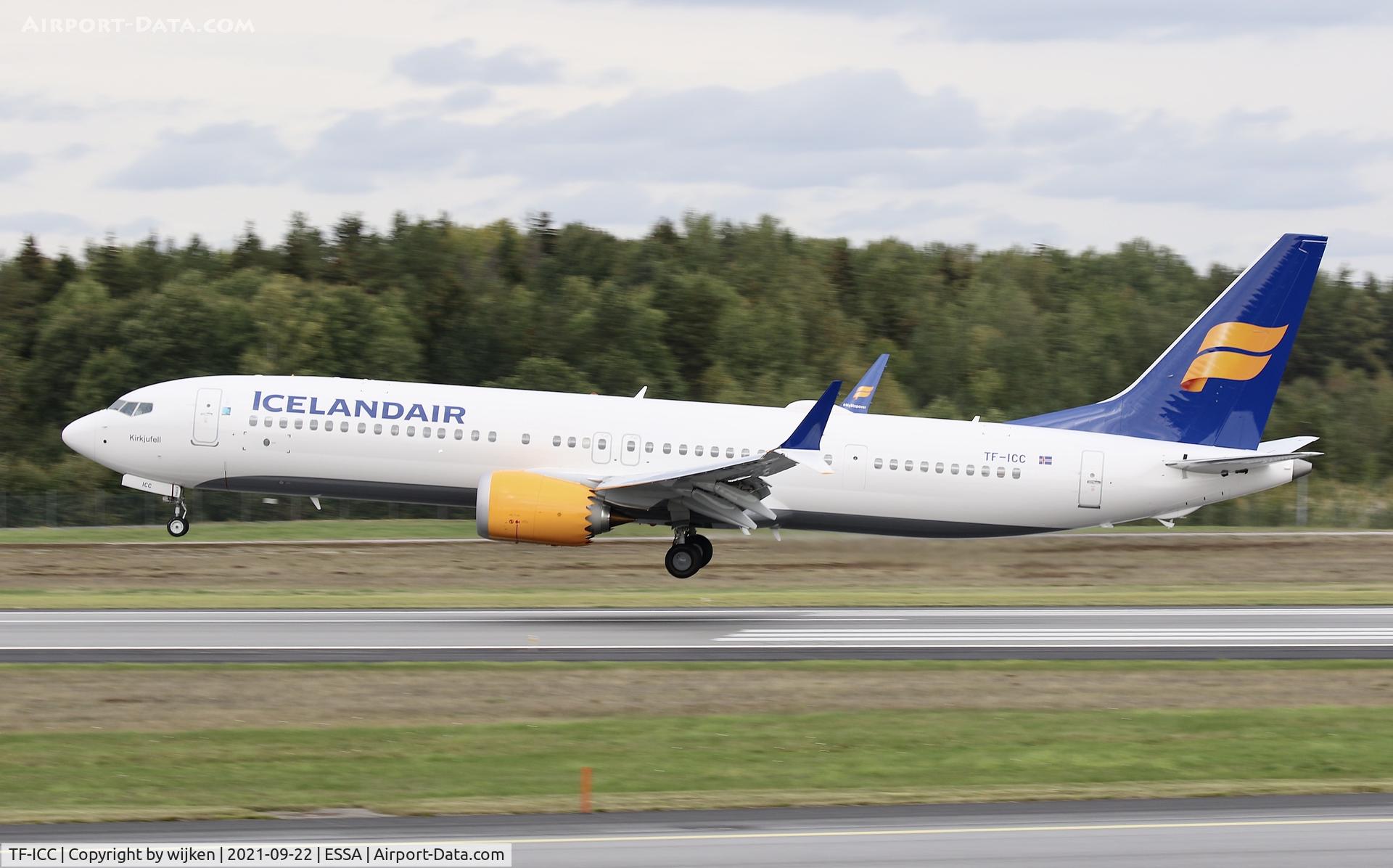 TF-ICC, 2019 Boeing 737-9 MAX C/N 44359, RWY 26