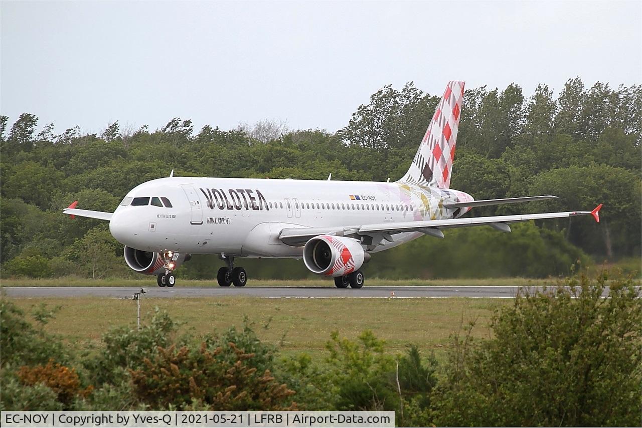 EC-NOY, 2005 Airbus A320-214 C/N 2633, Airbus 320-214, Ready to take off rwy 25L, Brest-Bretagne airport (LFRB-BES)