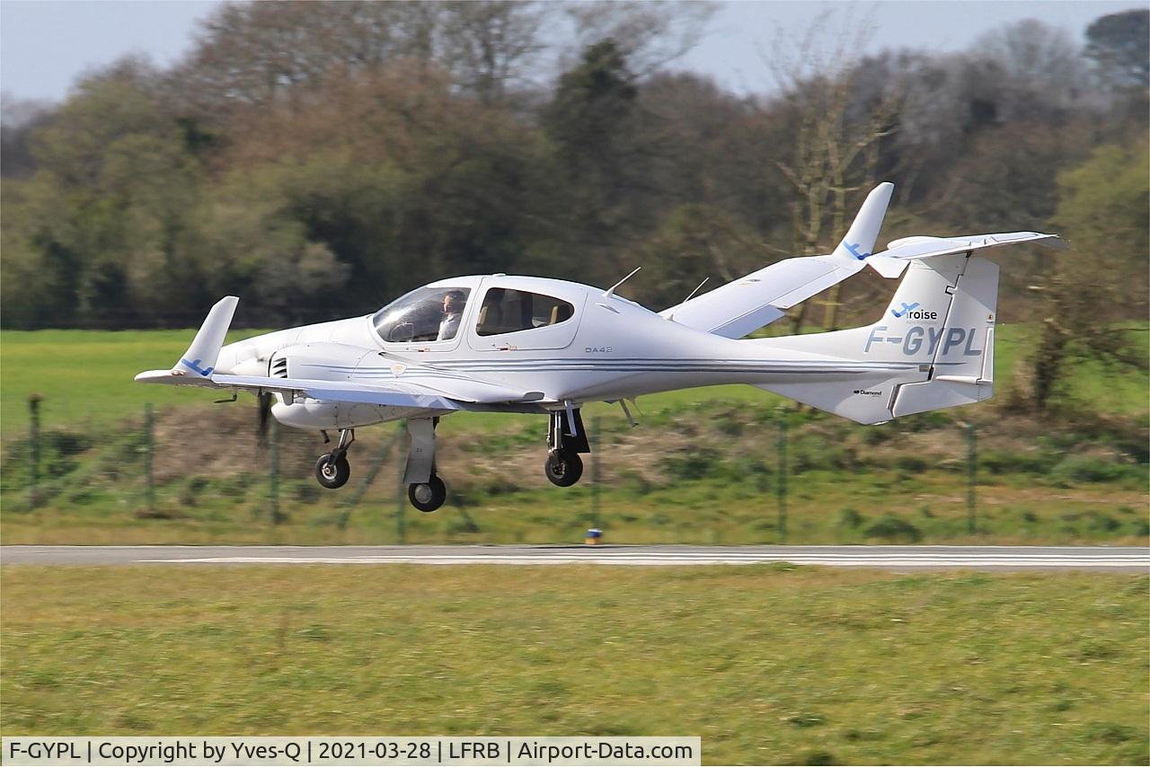 F-GYPL, Diamond DA-42 Twin Star C/N 42.050, Diamond DA-42 Twin Star, Landing rwy 25L, Brest-Bretagne airport (LFRB-BES)