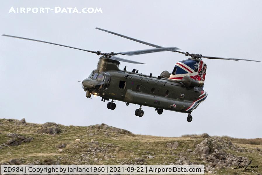ZD984, Boeing Vertol Chinook HC.4 C/N MA041/M7015, Low level in Wales