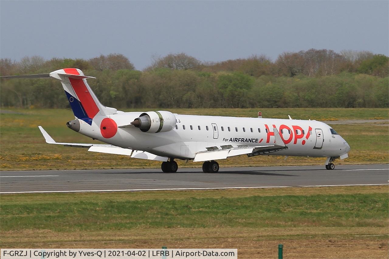 F-GRZJ, Canadair CRJ-702 (CL-600-2C10) Regional Jet C/N 10096, Canadair Regional Jet CRJ-702, Reverse thrust landing rwy 07R, Brest-Guipavas Airport (LFRB-BES)