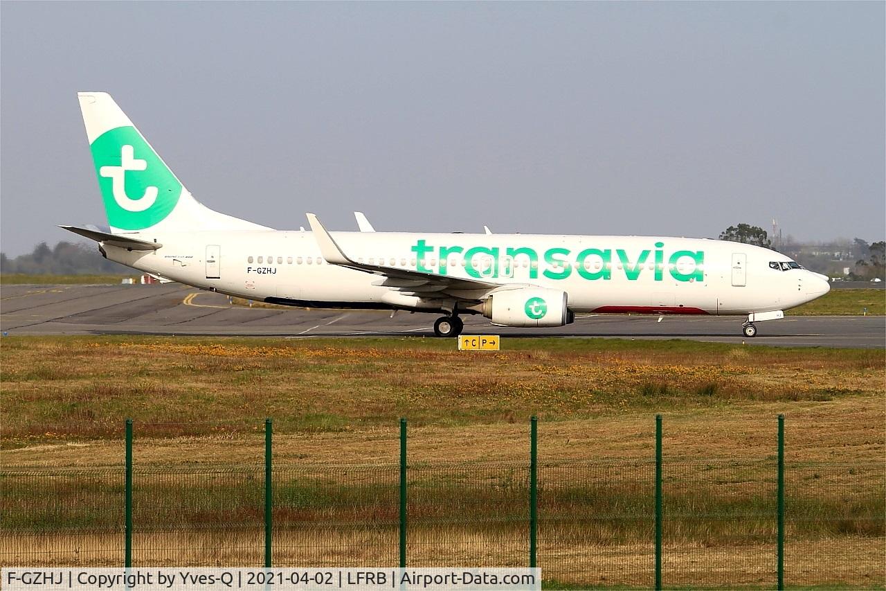 F-GZHJ, 2013 Boeing 737-86J C/N 37778, Boeing 737-86J, Taxiing to boarding ramp, Brest-Bretagne airport (LFRB-BES)