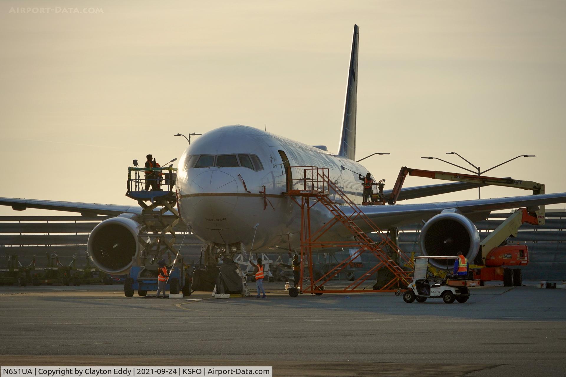 N651UA, 1992 Boeing 767-322 C/N 25389, SFO 2021.