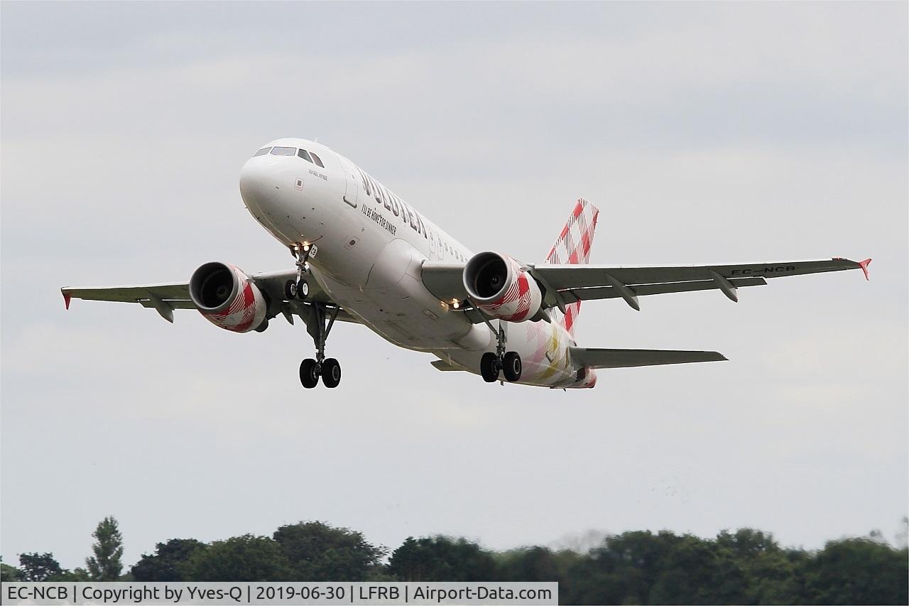 EC-NCB, 2003 Airbus A319-111 C/N 2043, Airbus A319-111, Take off rwy 25L, Brest-Bretagne airport (LFRB-BES)