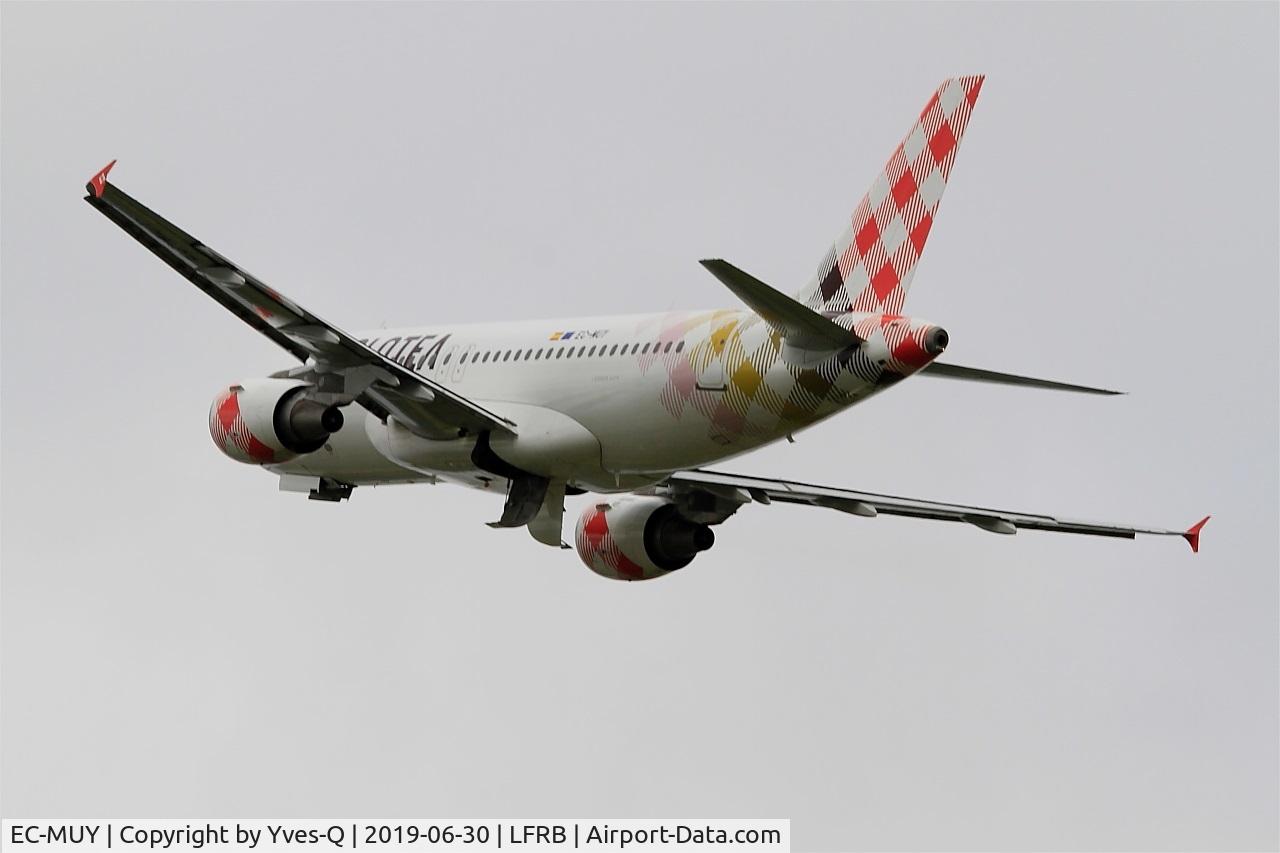 EC-MUY, 2003 Airbus A319-111 C/N 2050, Airbus A319-111, Climbing from rwy 25L, Brest-Bretagne airport (LFRB-BES)